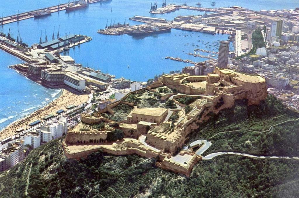 Beach, City Center And Entertainment Alicante Exterior photo